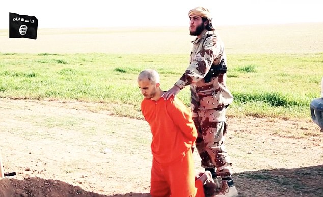 Шокиращо ВИДЕО: „Ислямска държава” кара заложник да си изкопае гроба преди да го обезглави 