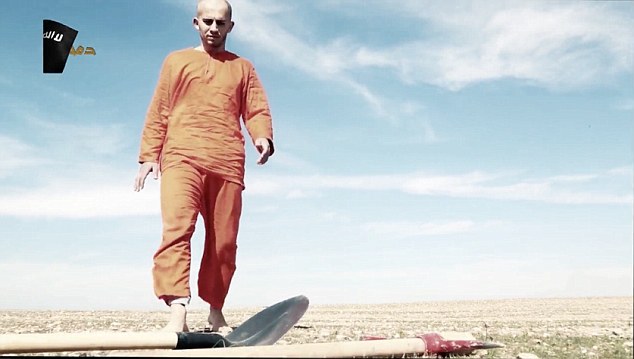 Шокиращо ВИДЕО: „Ислямска държава” кара заложник да си изкопае гроба преди да го обезглави 