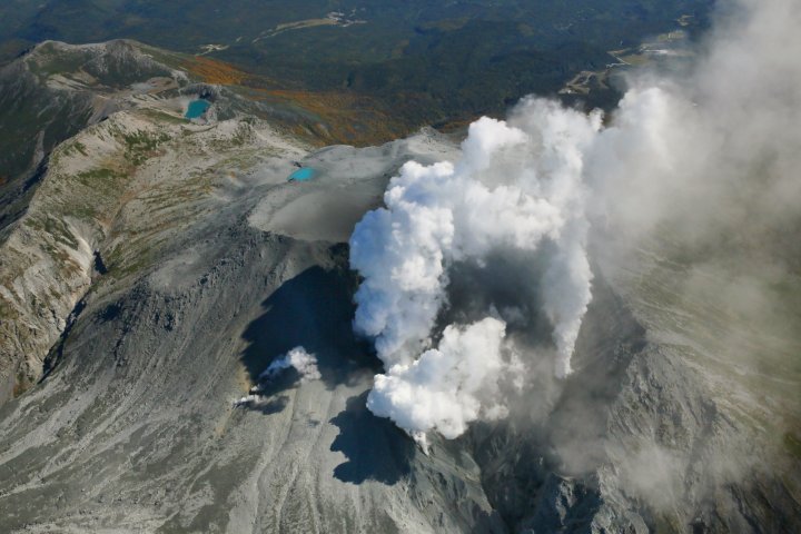 Вулкан изригна в Япония, предизвика евакуация (ВИДЕО)
