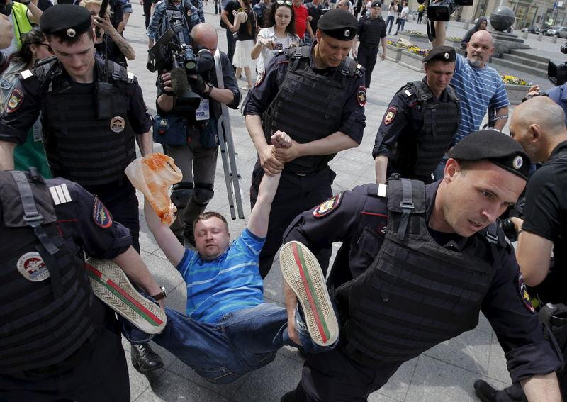 Полицията разби гей парада в Москва (СНИМКИ/ВИДЕО)