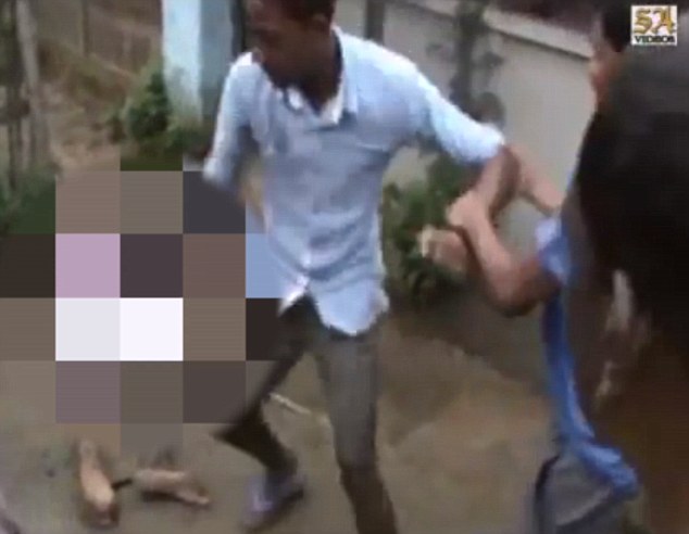 Разгневена тълпа преби до смърт гуру, обезглавил 5-годишно момче (ВИДЕО 18+)