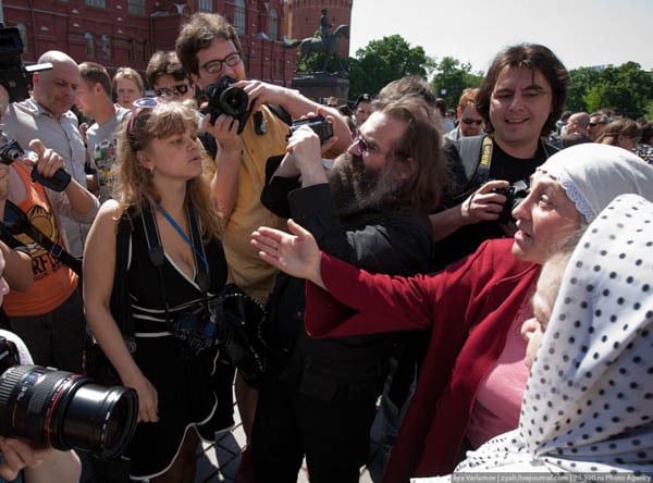 Гейове и православни хардлайнери се биха до кръв в Москва 