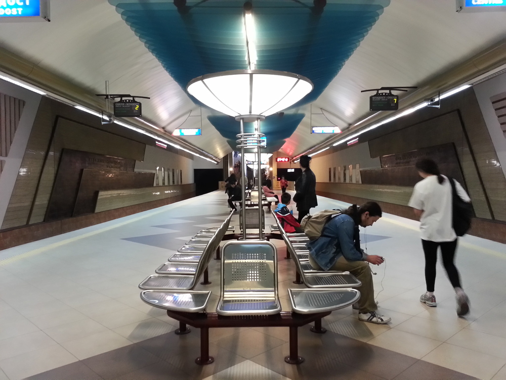 Припаднала жена спря софийското метро за 10 минути