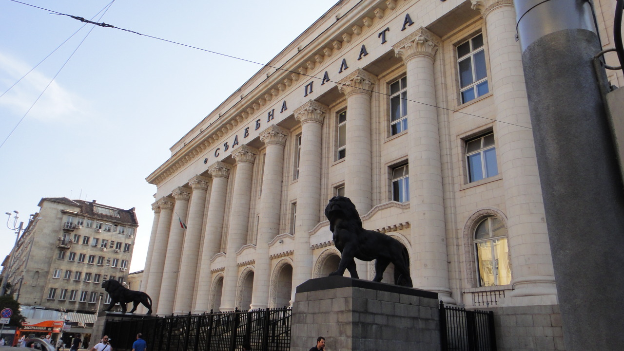 Сигнал за бомба опразни Съдебната палата в София