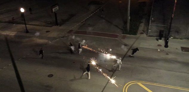 Гангстери се стреляха с фойерверки в Чикаго (ВИДЕО) 