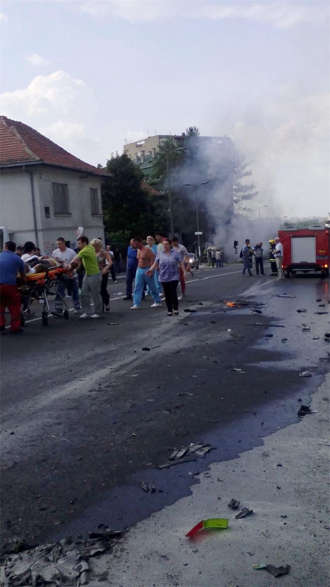 Мощен взрив изхвърли мафиотски бос от джипа му в Белград (СНИМКИ/ВИДЕО)