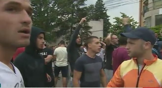 Протестиращите разкъсаха полицейския кордон в „Орландовци” нахлуха в циганската махала, пострада дете