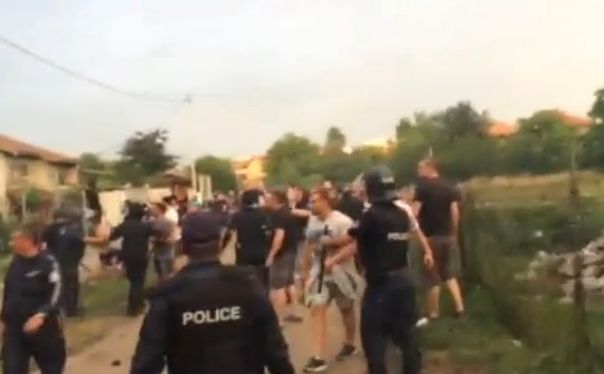 Протестиращите заклещени в полицейски обръч скандират &quot;Българи юнаци!&quot;