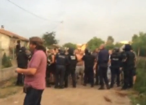 Полицията загради 250 протестиращи в &quot;Орландовци&quot; (ВИДЕО)