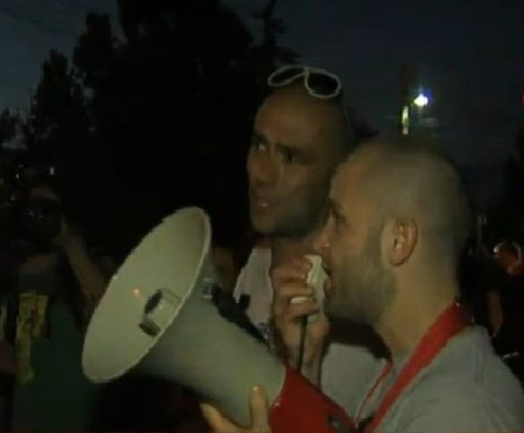 Протестиращите се надъхват с мегафон: Всеки ден ще бъдем тук! 