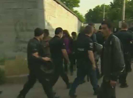Полиция влиза в „Орландовци”, за да може децата да отидат на училище 