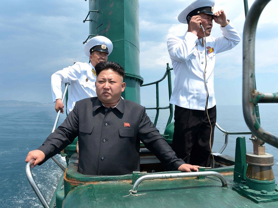 Ким Чен Ун наблюдава стрелба с нови ракети 