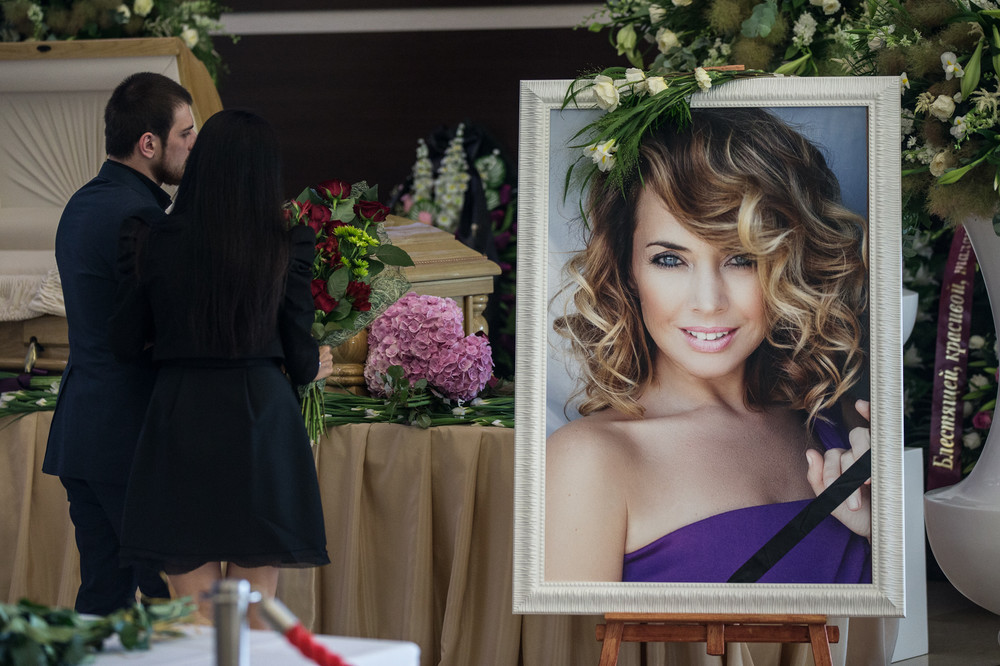 Мъжът на Жанна Фриске духнал в България от погребението й