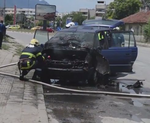 Кола се запали във Враца (ВИДЕО)