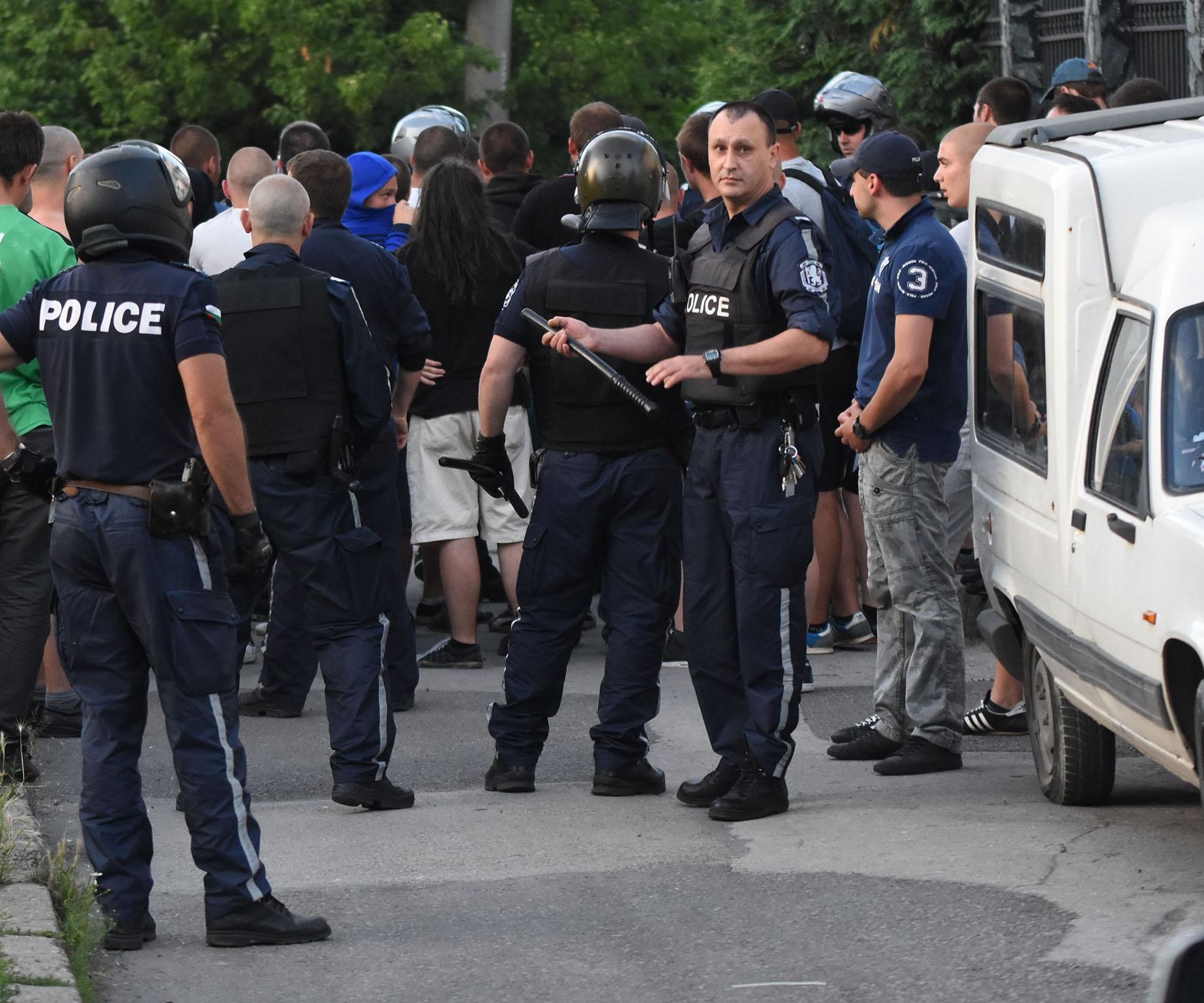 Водно оръдие и жандармерия вардят молебена за мир в „Орландовци”