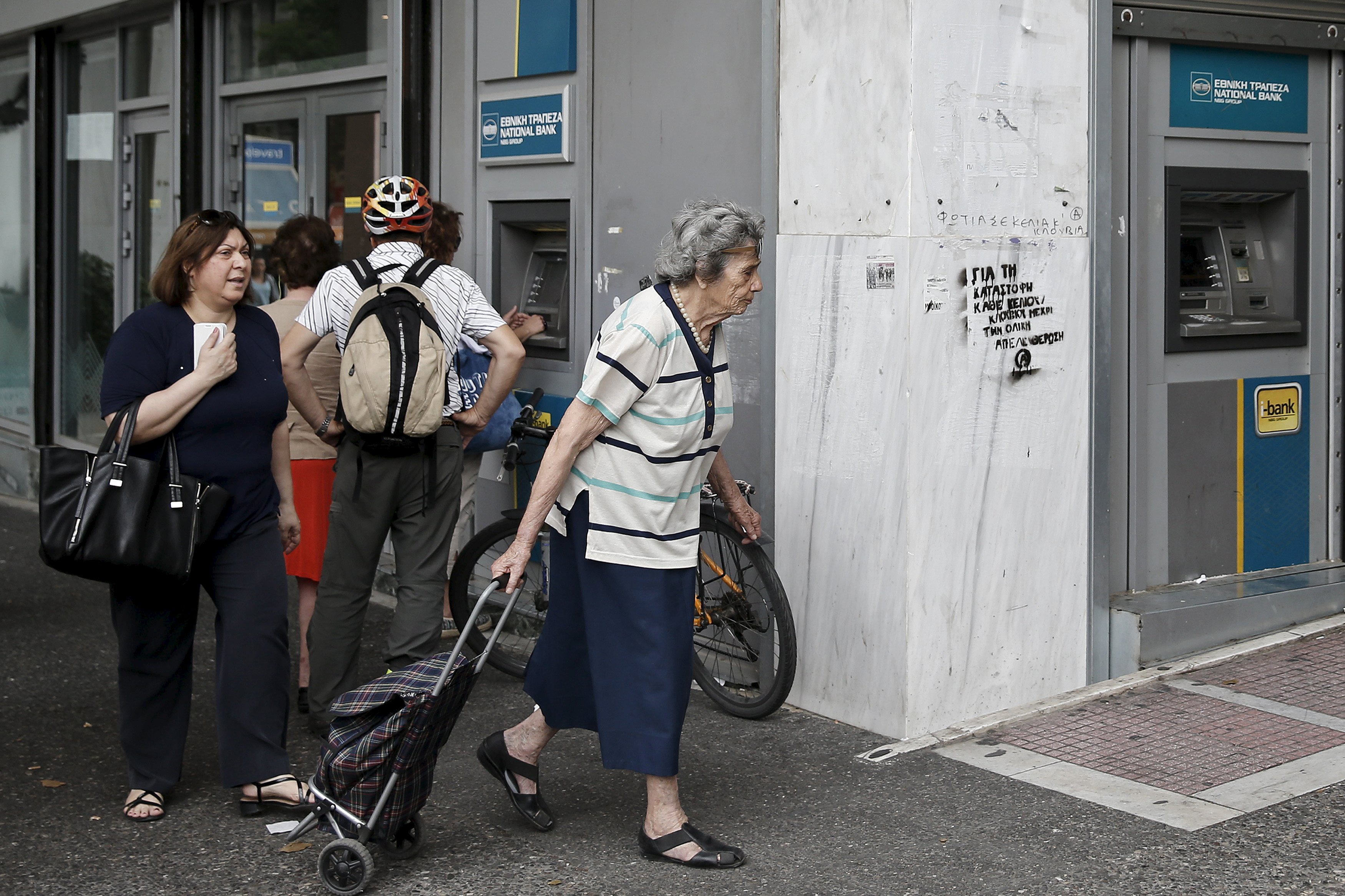 3 млрд. евро за 4 дни изтеглиха гърците от банките си