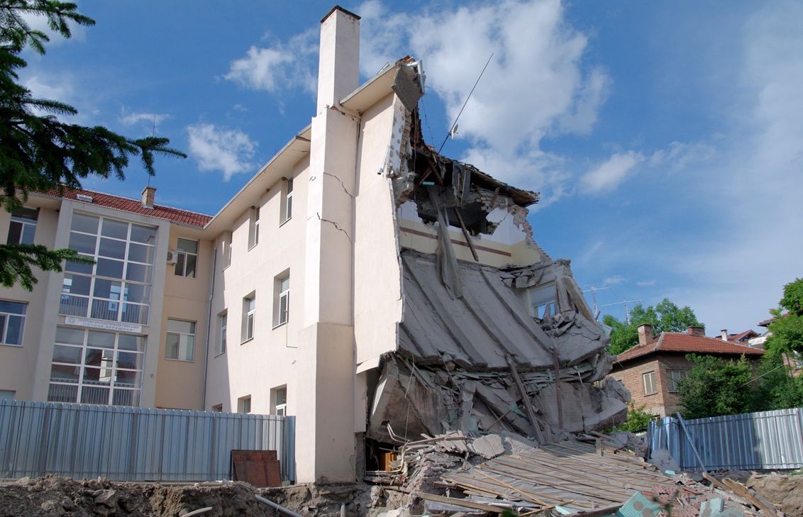 И вторият етаж на математическата гимназия в Казанлък се срути! (ВИДЕО)