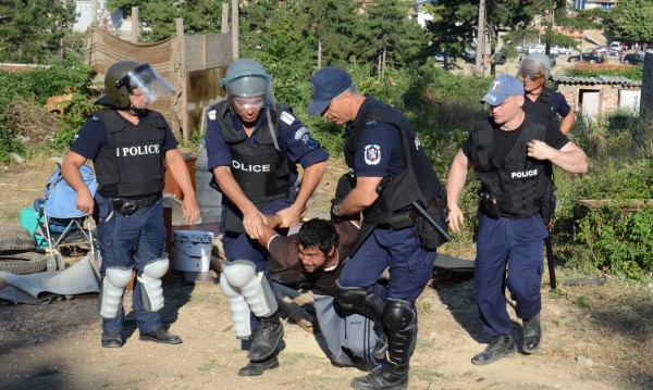 Ром, псувал и удрял полицаи, ще лежи само 5 дни в ареста