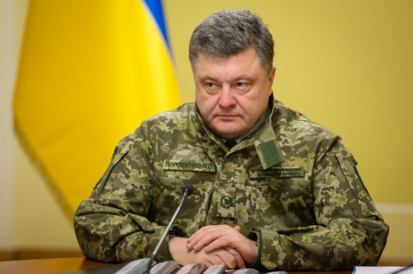 „Росийская газета“: Защо му е толкова „пушечно месо“ на президента Порошенко?