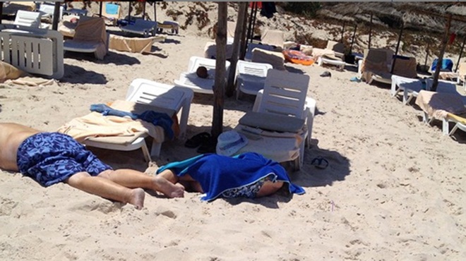 Ужас и в Тунис: Терористи застреляха 27 души на плажа на прочут курорт (СНИМКИ)
