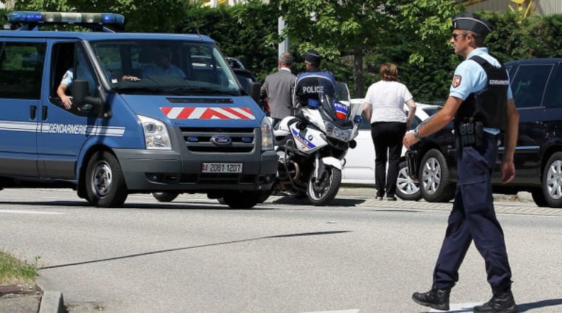 Полиция нахлу в дома на ислямския терорист във Франция, жена му е арестувана