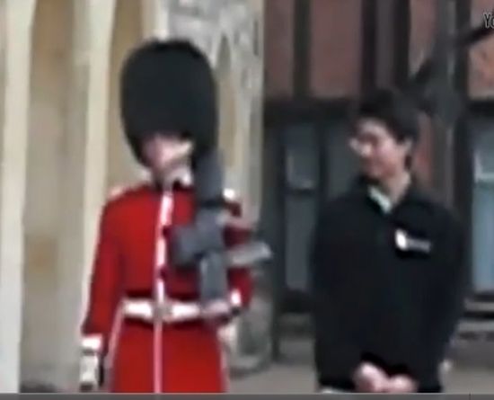 Гвардеец на Кралицата изплаши нахален турист, че ще го застреля (ВИДЕО)