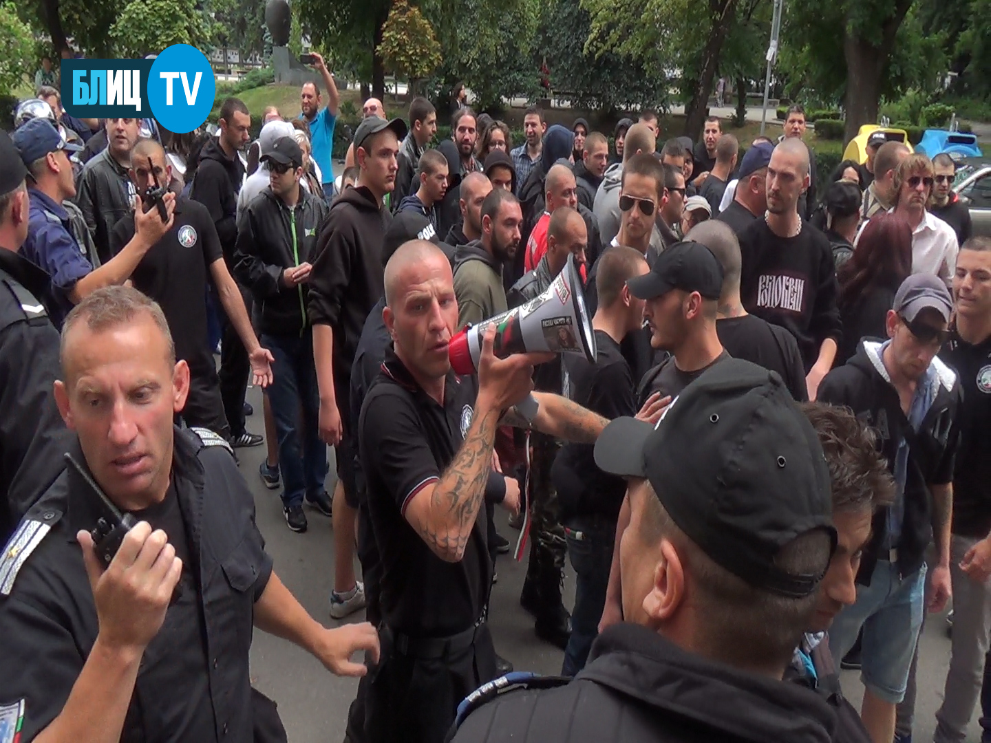 Първо в БЛИЦ: Явор Бахаров вбеси със среден пръст протеста на анти-гейовете