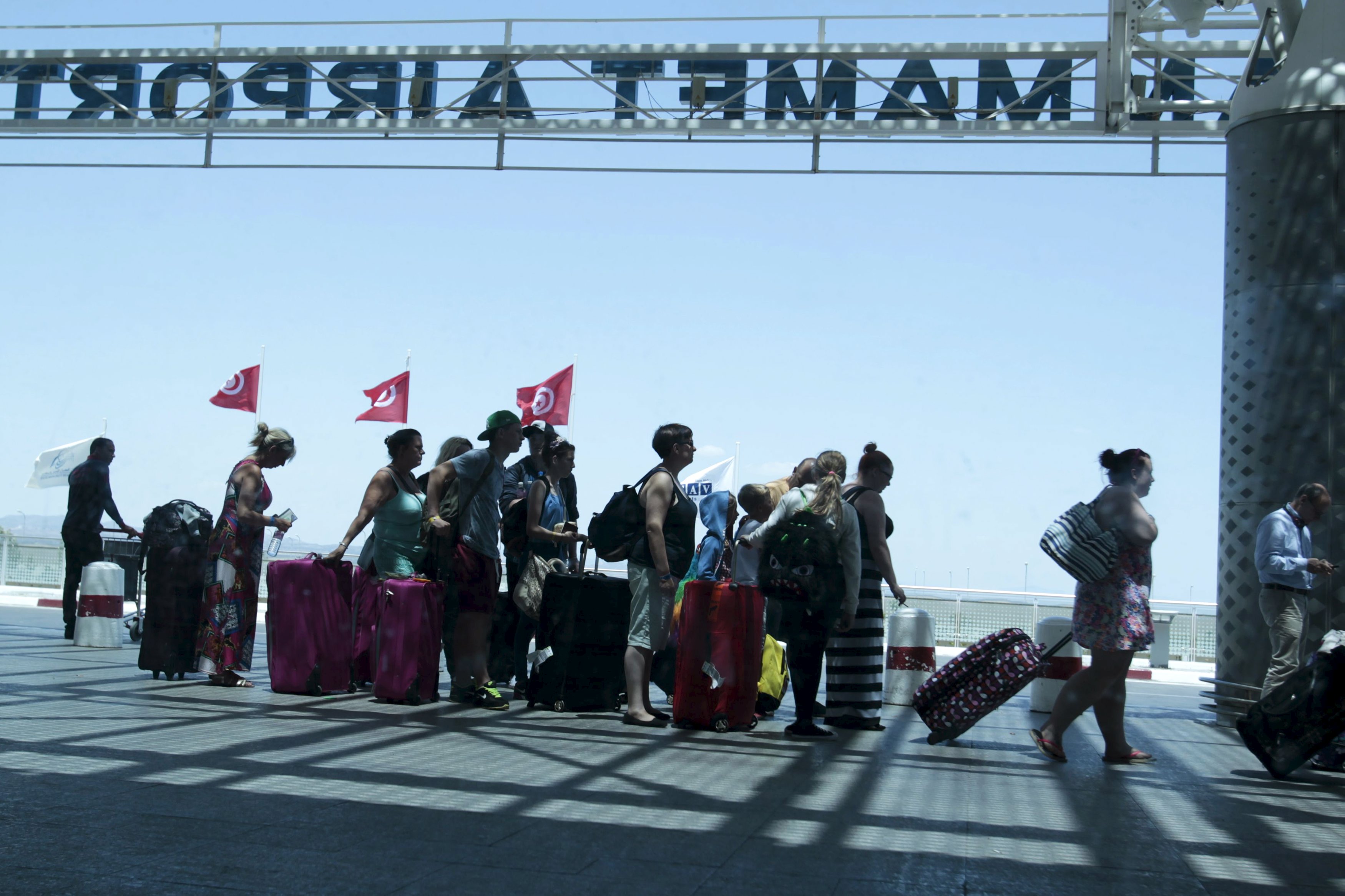 Покрусени туристи обсипаха с цветя окървавения плаж в Тунис, напускат панически страната 