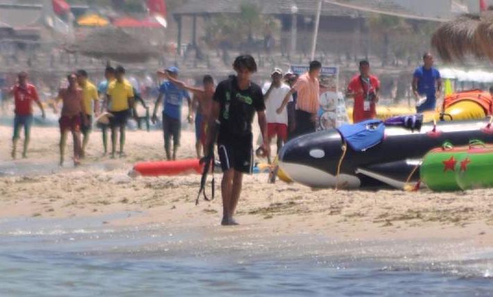 Смразяващо спокойният терорист в Тунис е като робот, секунди след като е избил десетки туристи (СНИМКА)