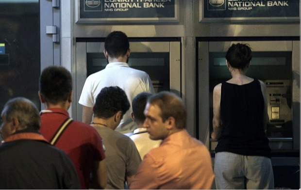 Гърците обсадиха банките след шоковия анонс за референдума