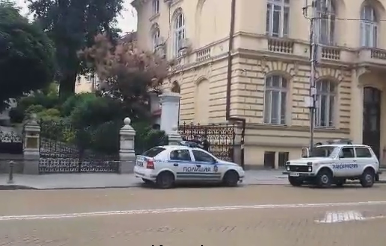 БЛИЦ TV: Расте напрежението в центъра на София заради гей парада, сигнал за бомба в дипломатическа мисия 
