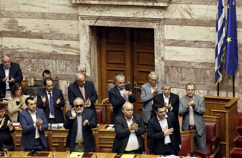 Гръцкият парламент одобри референдума на 5 юли 