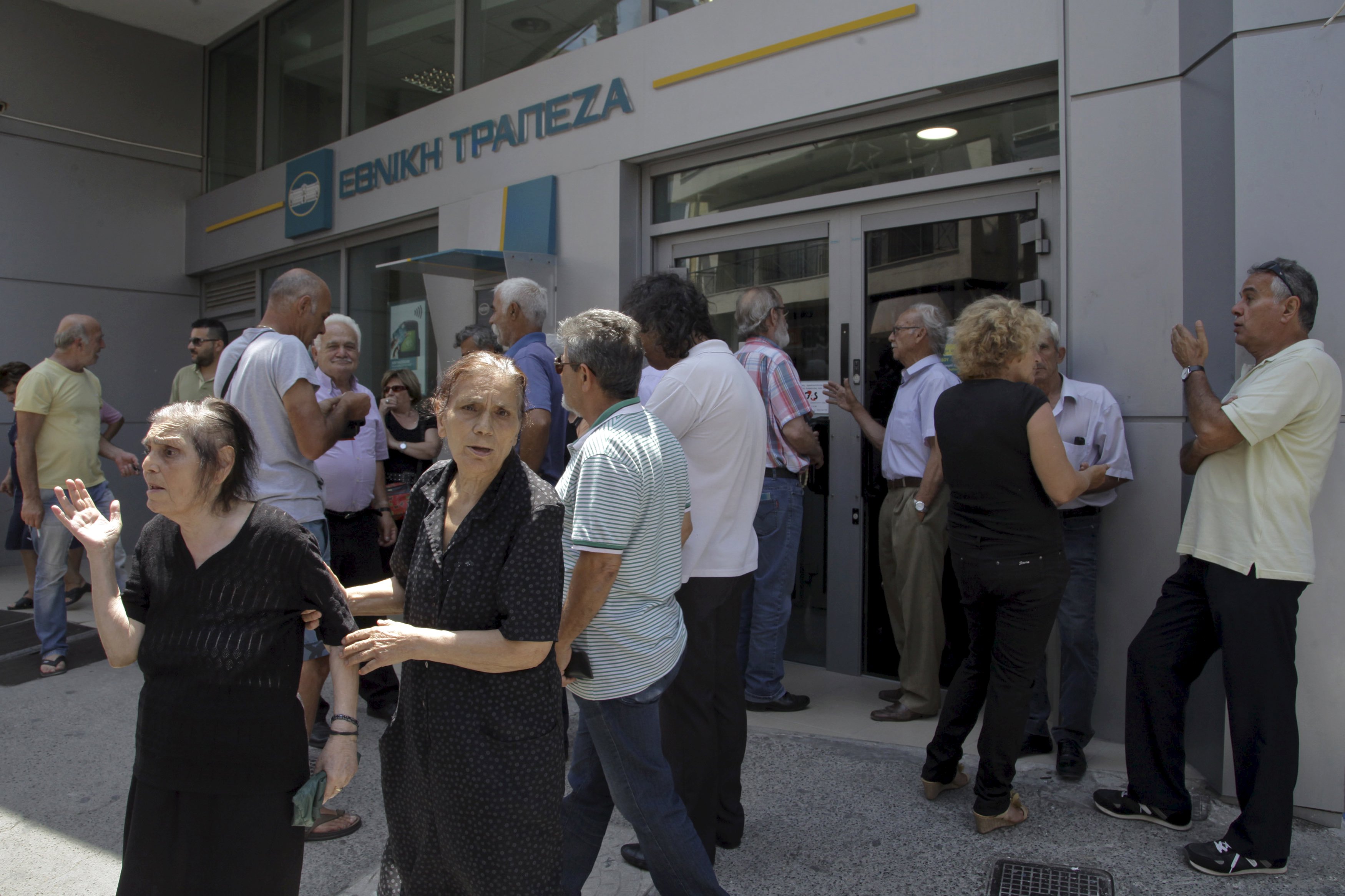Външно: Бензиностанции в Гърция затварят, банките отварят на 7 юли