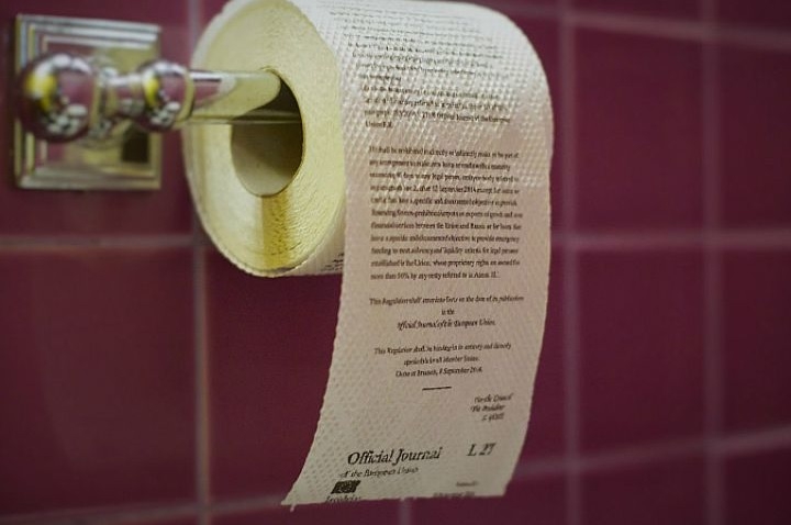 В Русия напечатаха западните санкции на тоалетна хартия (ВИДЕО)