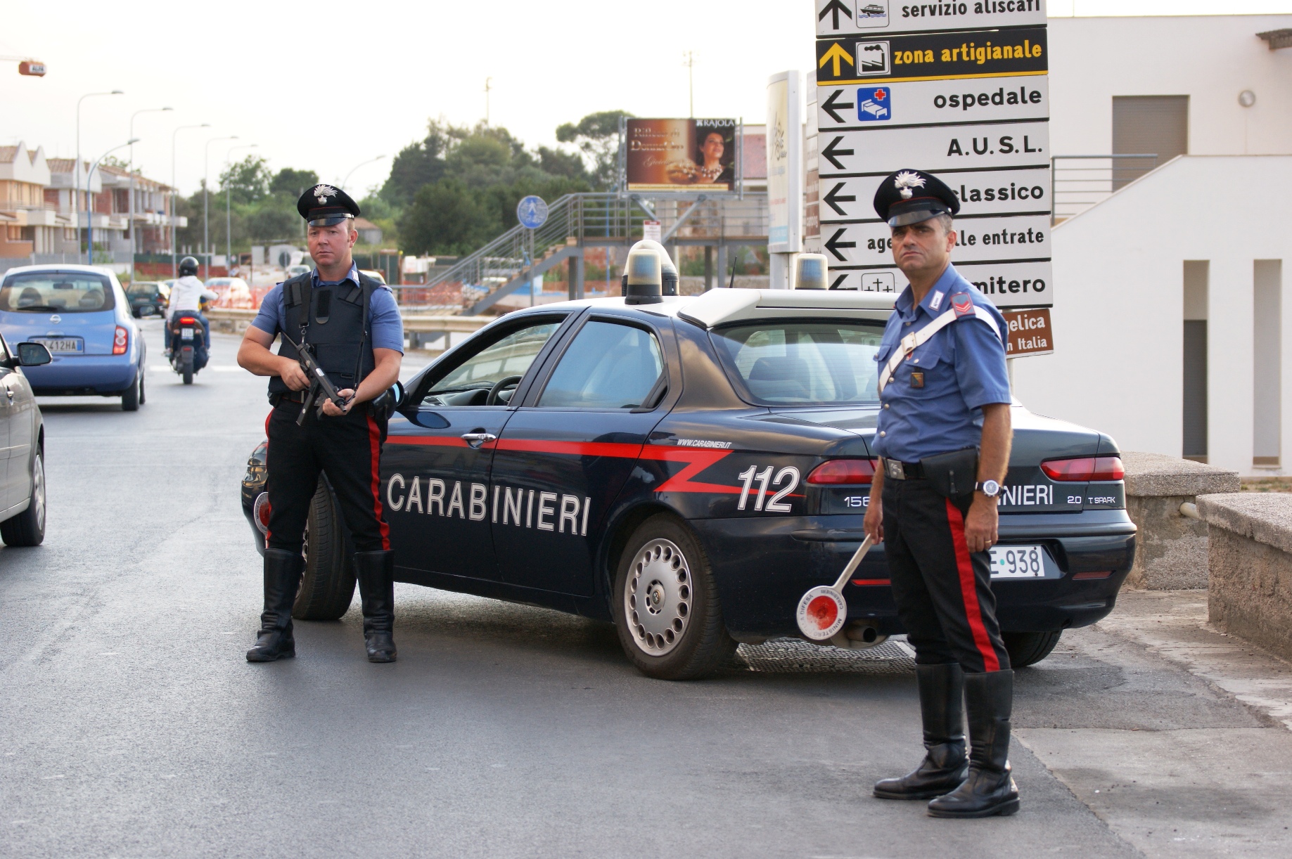 Двамата нападатели на банката в Италия се предадоха на полицията