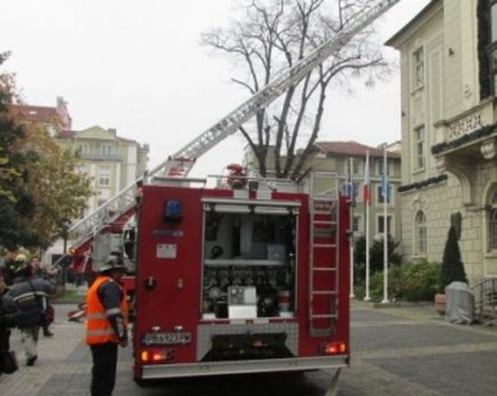 Пожарникари вдигнаха на крак пловдивчани, обградиха Партийния дом