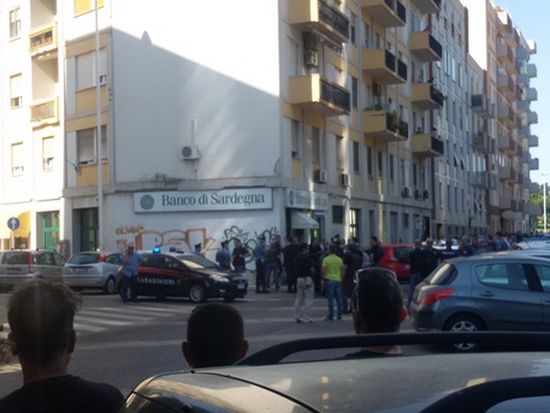 Обраха банка в Италия, взети са заложници (СНИМКА)
