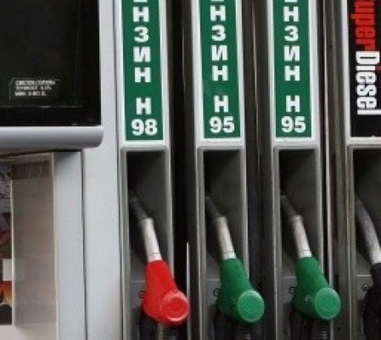 Гръцки коли извиха опашки на бензиностанциите в Кирковско 