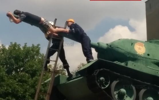 Мъж тръгна да се беси на дулото на танк (СНИМКИ/ВИДЕО)