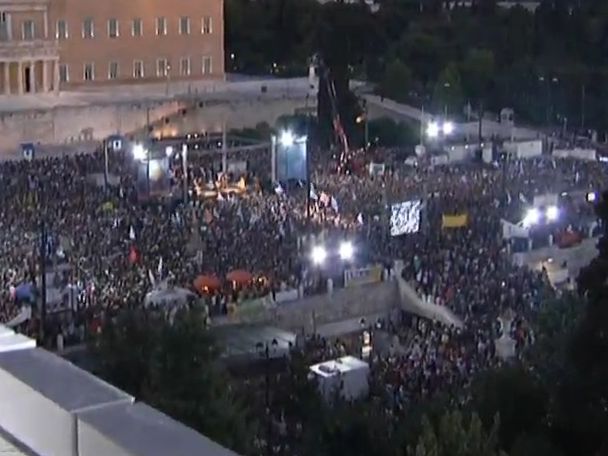 Хиляди се събраха в Атина да чуят какво ще им каже Ципрас