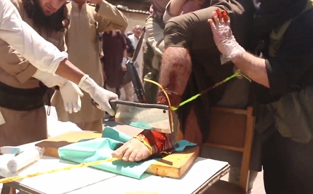 Варварите от ИД отсякоха със сатър ръцете и краката на крадци пред очите на деца (СНИМКИ/ВИДЕО 18+)