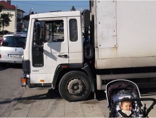 Камион блокира тротоар, родителите с бебешки колички пъплят по шосето