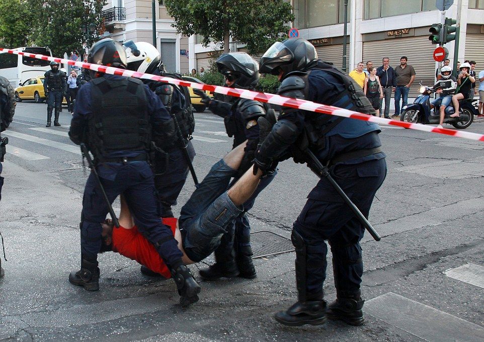 Насилие по улиците на Атина в навечерието на референдума (СНИМКИ/ВИДЕО) 
