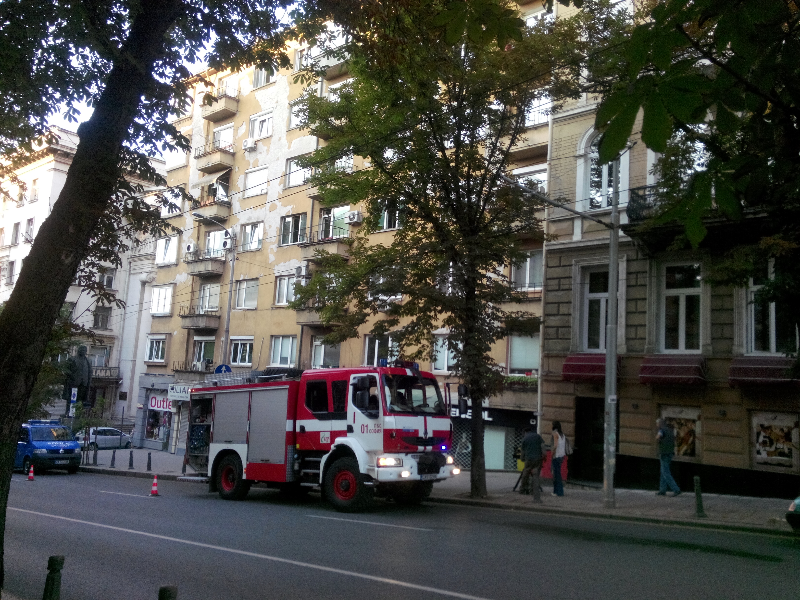 БЛИЦ TV: Съседи и пожарникари потресени след трагедията на „Раковска” (СНИМКИ)
