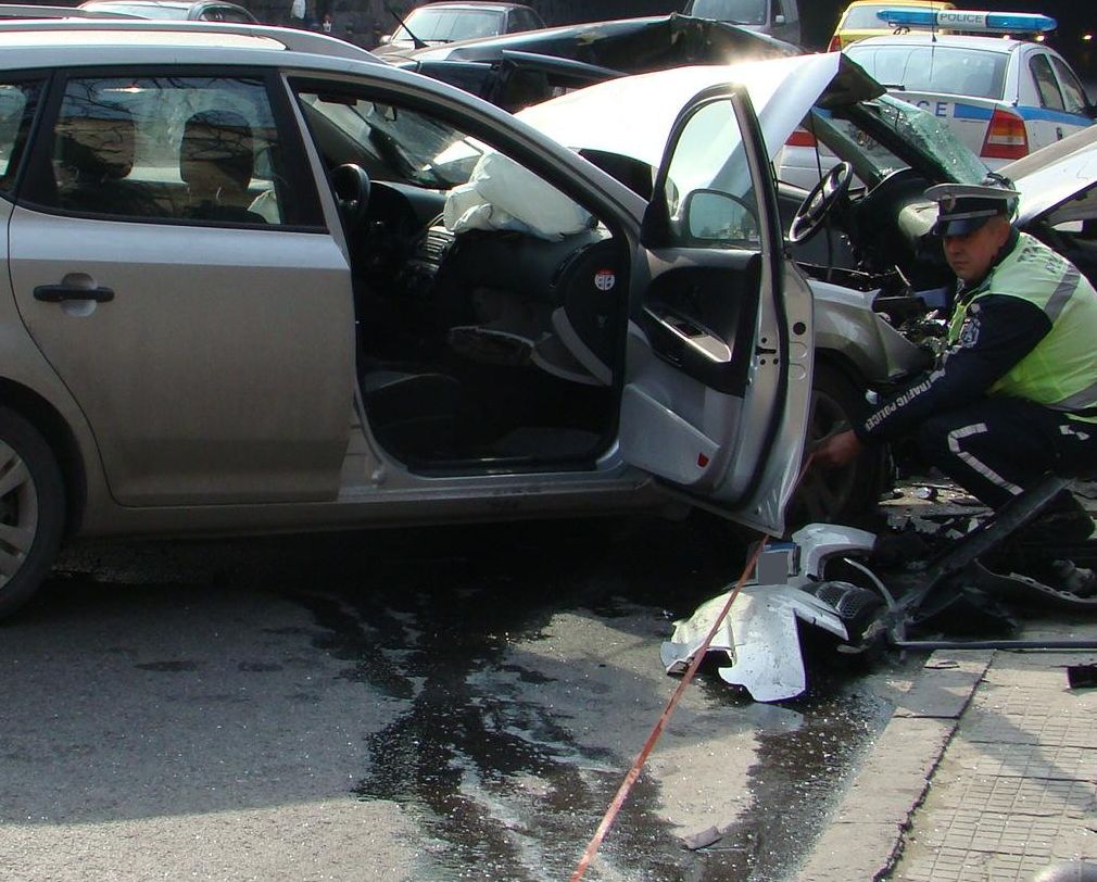 Първо в БЛИЦ: Две коли се удариха челно в „Люлин”, шофьор е в болница