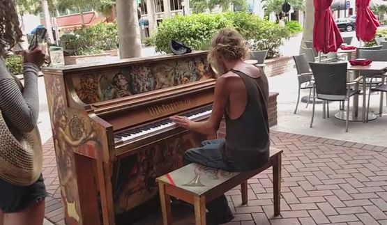 Бездомник пианист стана звезда онлайн (ВИДЕО) 