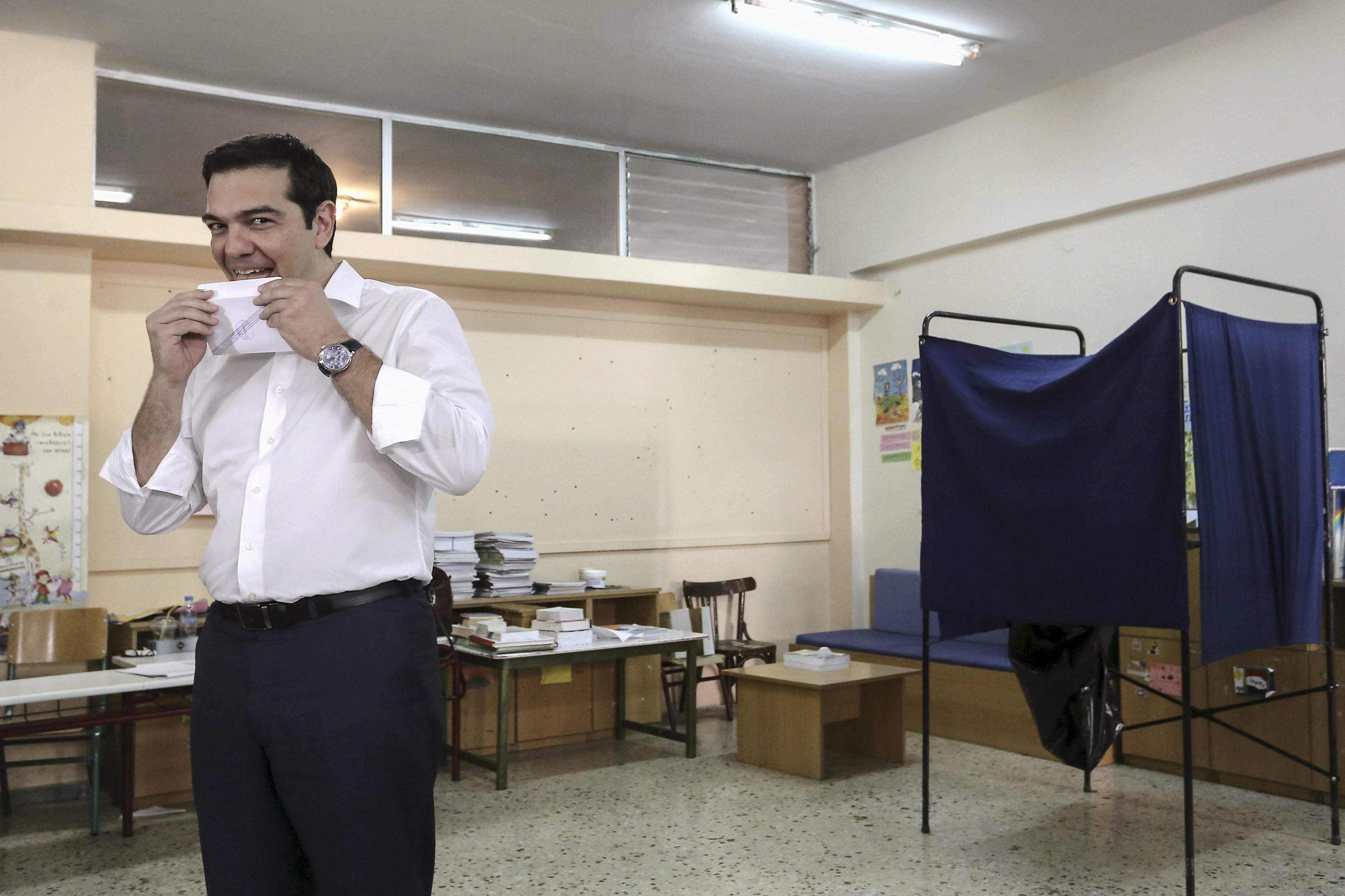 Ципрас гласува като на сватба - в бяла риза и усмихнат (СНИМКИ/ВИДЕО)