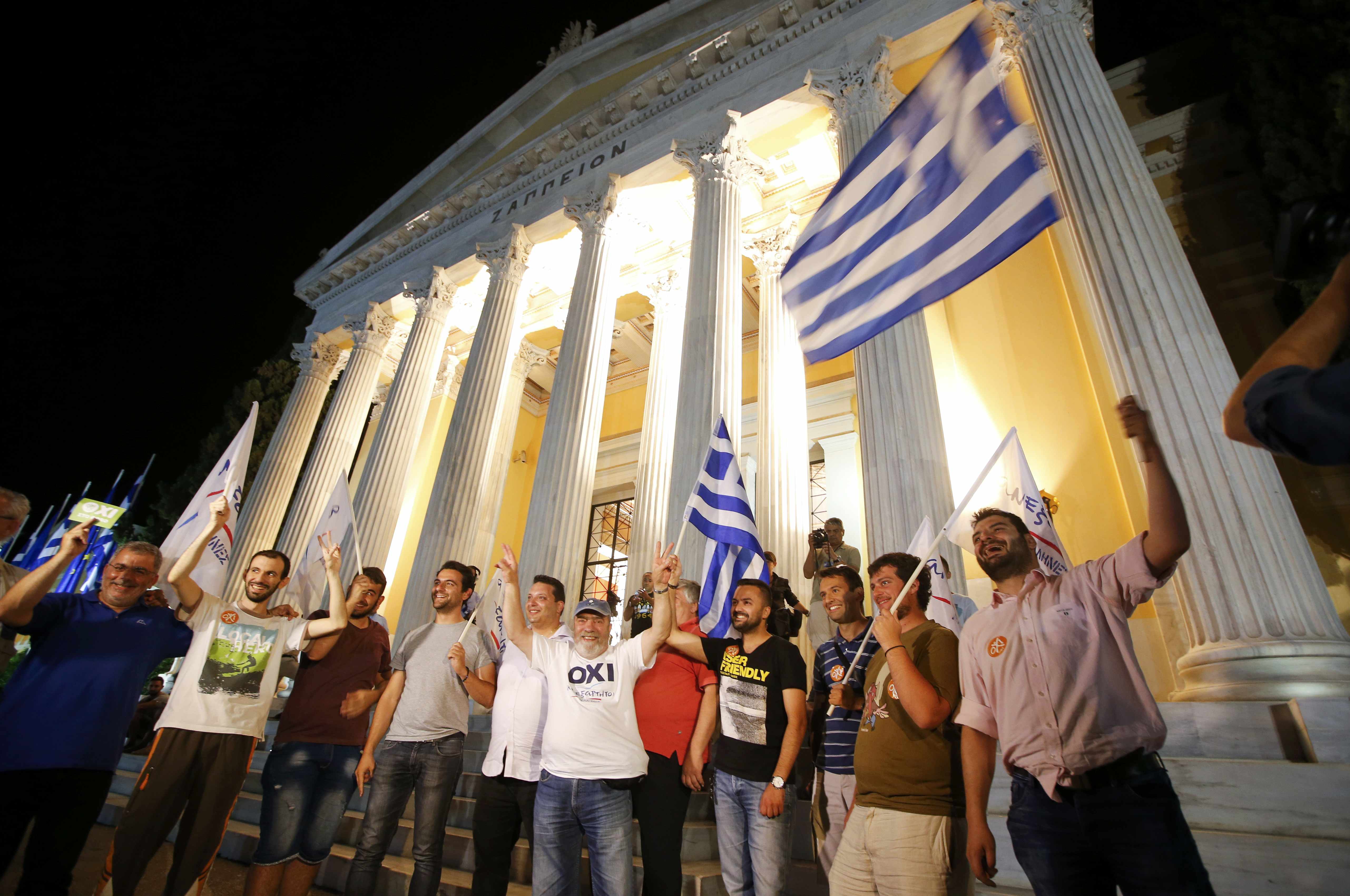 Гласувалите с „не“ на референдума в Гърция ликуват (СНИМКИ)
