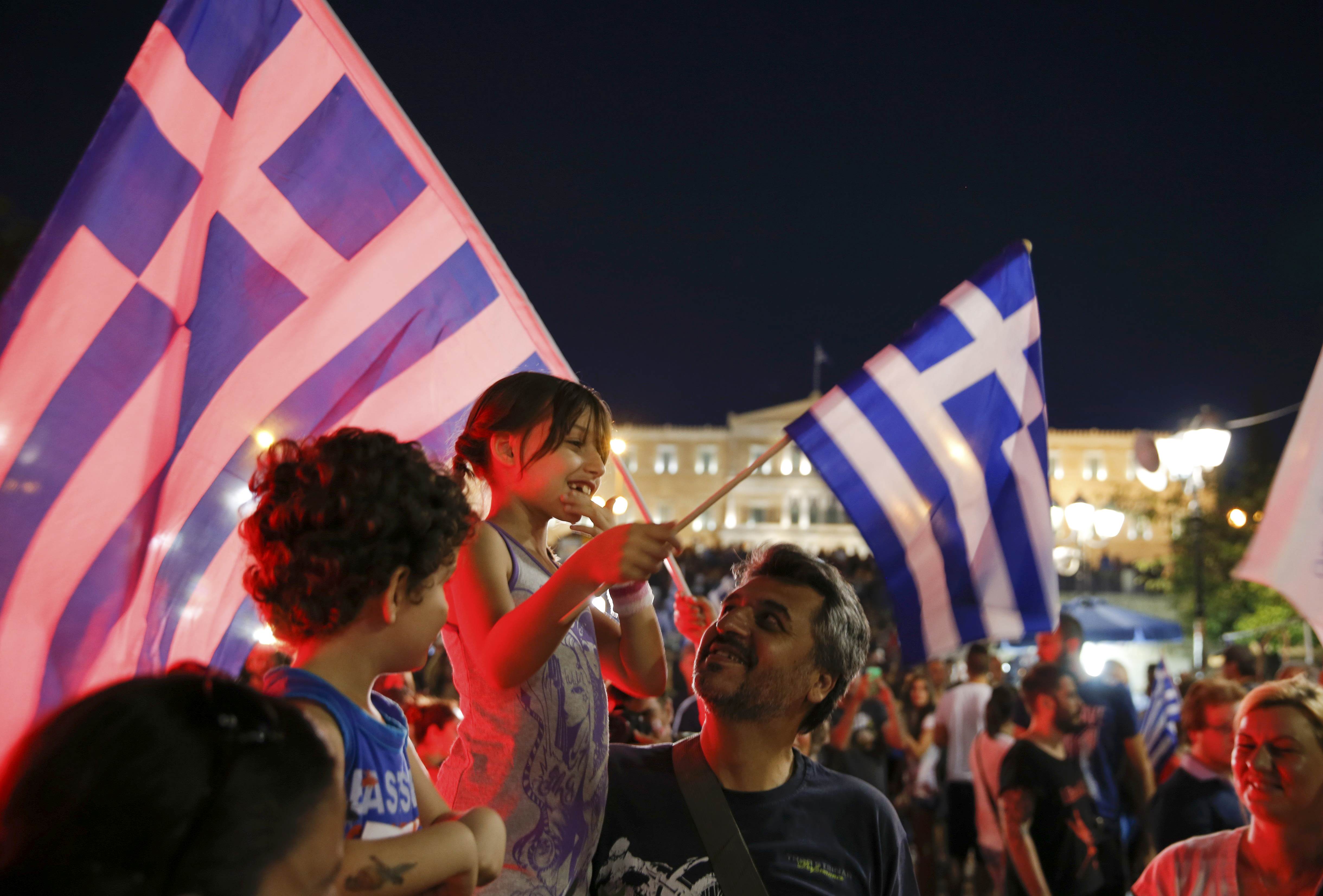 Гласувалите с „не“ на референдума в Гърция ликуват (СНИМКИ)
