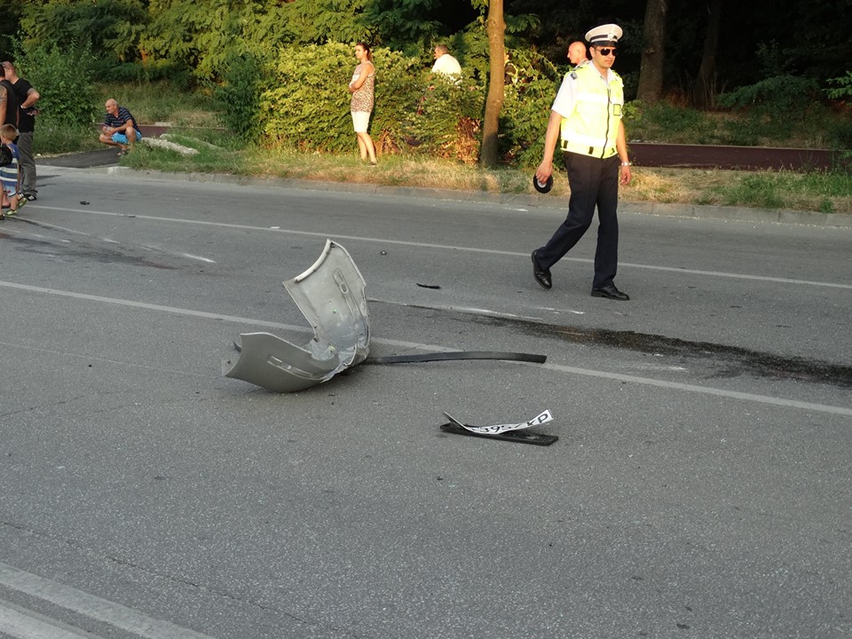 След адската катастрофа в Пловдив: Двамата мотористи берат душа (СНИМКИ)